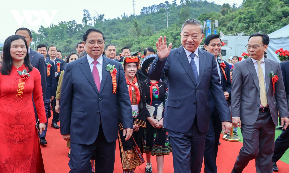 Leaders launch construction of 121 boarding schools in border areas